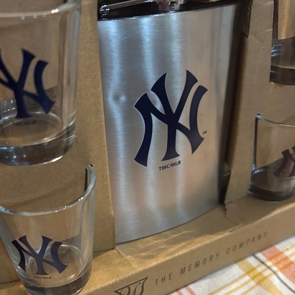 NY Yankees Silver Flask and Glass Set with Blue Accents - Picture 5 of 7